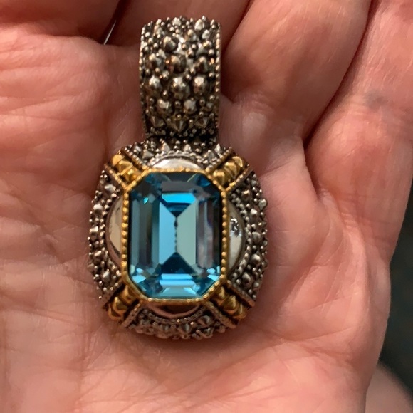 Jewelry - Beautiful blue topaz pendant.